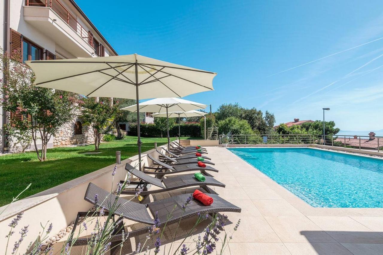 E&T Apartments With A Beautiful Pool غاباس المظهر الخارجي الصورة